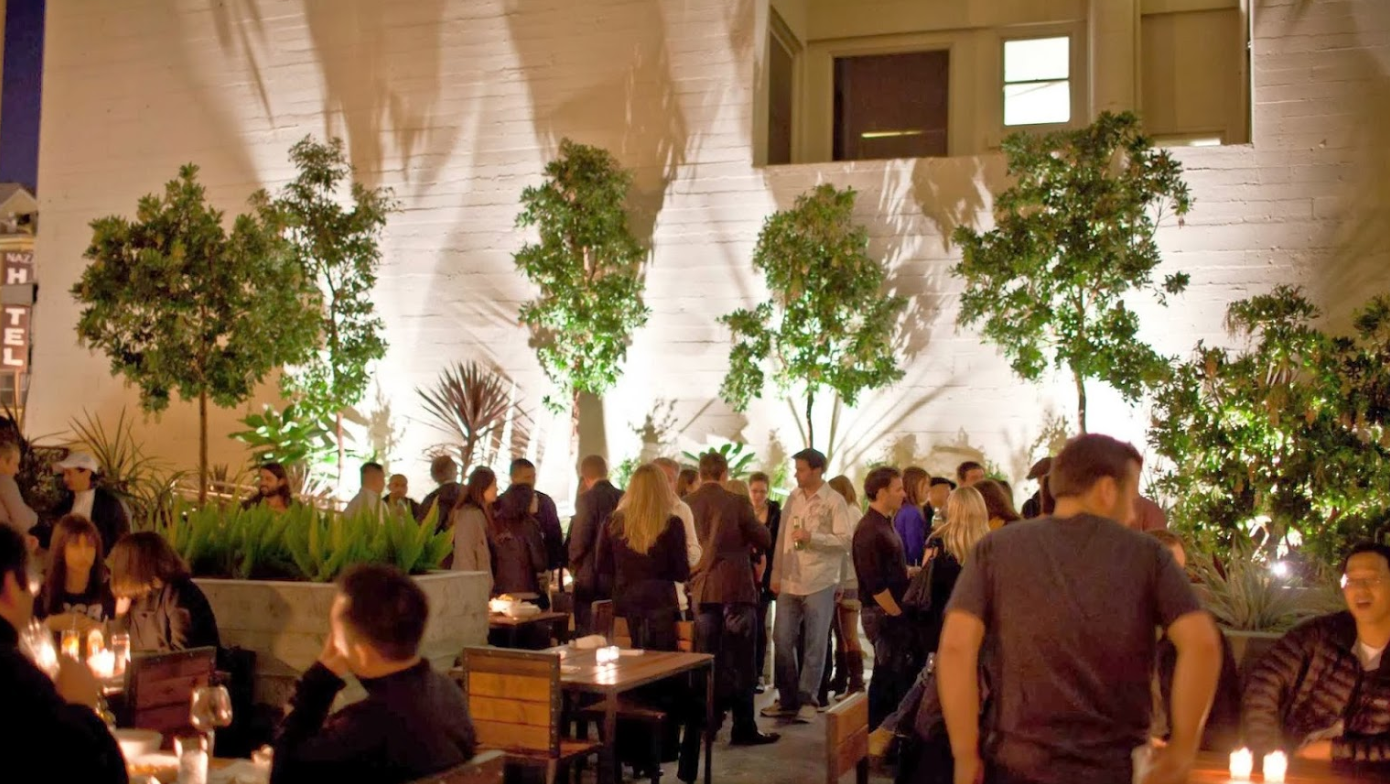 San Francisco Singles Event networking mixer and speed dating venue with event participants, singles mingle